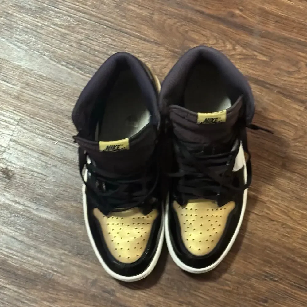 Air Jordan 1 Retro High OG Gold Toe Black White Size 11 (2017)